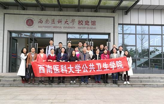 参观校史展览馆